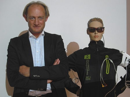Alois Ferscha, Leiter des Instituts f�r Pervasive Computing an der Universit�t Linz, neben Puppe mit verkabelter Sportjacke